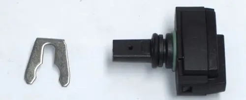 Durchflusssensor von Daikin mit einem Clip und einer Dichtung. Der Sensor hat eine schwarze Kunststoffoberfläche und ist zusammen mit einem metallenen Befestigungselement abgebildet.